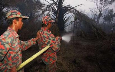 Afbeelding: Brandweerlieden bestrijden de brand in Cyberjaya."