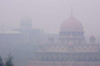 Afbeelding: De Putra Moskee en Putra Perdana gehuld in smog"