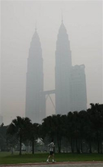 Afbeelding: Een moedige jogger in KLCC Park"