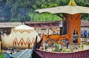 Afbeelding: Afbraak van 'Sky Kingdom' in Terengganu"