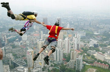Afbeelding: BASE jumping vanaf Menara Kuala Lumpur."