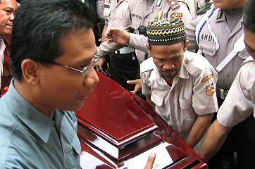 Afbeelding: De kist met daarin het lichaam van Azahari Husin."