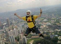 Afbeelding: Gary Cunningham aan het werk in Kuala Lumpur."