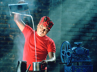 Afbeelding: Teh Tarik, het 'trekken' van thee in Maleisië."