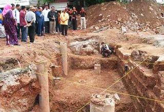 Image: Dr Rais (in blue) in deep discussion with officials at the site where an ancient wall was discovered in Malacca on Sunday. With him are Ismail (in yellow) and Ab Rahaman (next to Ismail)."