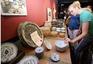 Image: Visitors admiring the Wanli treasure."