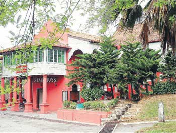 Image: The Stadthuys building was the Dutch governors residence. But it was also used as a secretary office, prayer room, dining room, a guesthouse, servants quarters, the chief merchants house, a prison, trade office, warehouses and a bakery."