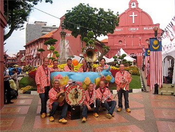 Afbeelding: Kleintje Pils voor de Christ Church en het Stadhuys in Melaka."
