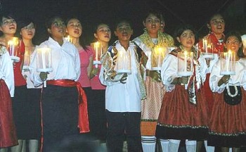 Afbeelding: Children of all ethnicities singing together in Kazamintu la Praiya, a Kristang musical performed at the Portuguese Settlement in Malacca."