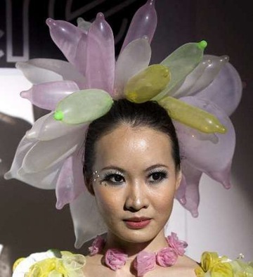 Afbeelding: Condoomkledij op de catwalk, een nieuwe trend?"