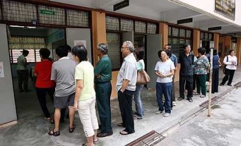 Afbeelding: Verkiezingen in Maleisië: Reeds vroeg in de morgen staan Maleisiërs in de rij om hun stem uit te brengen. Foto: een kiesbureau in Petaling Jaya"