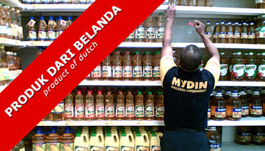 Afbeelding: Supermarkt Mydin boycot Nederlandse producten met posters en rode labels"