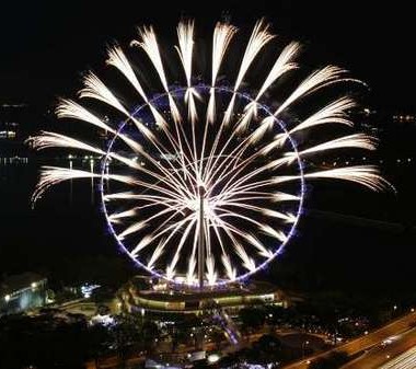 Afbeelding: Vuurwerk voor de grote opening van de Singapore Flyer"