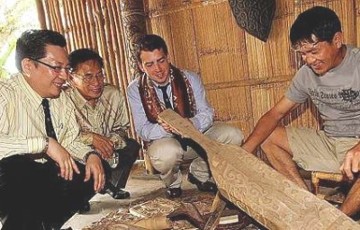 Afbeelding: Ancestral connections: Sape maker Rahman Bujang demonstrating his craft to (from left) Sarawak Tourism Federation president Wee Hong Seng, Temenggung Datuk Kenneth Kanyan and Brooke in Kuching yesterday"