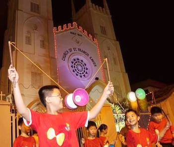 Image: A spectacular Chinese yo-yo performance by a group of primary school children in front of St Francis Xavier church"