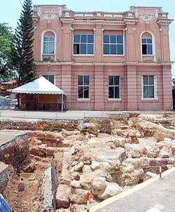Image: Excavation work : Restoration work on Frederick Hendrick Bastion."