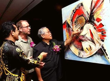 Image: Manyin (right) looking at one of the paintings at the ongoing expo in Sarawak Museum, Kuching, recently while museum director Datuk Sanib Said (left) and Oetelaar look on."