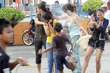 Image: Tourist caught in the 'water cross fire'"