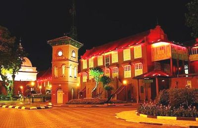 Image: The Stadthuys building at night."