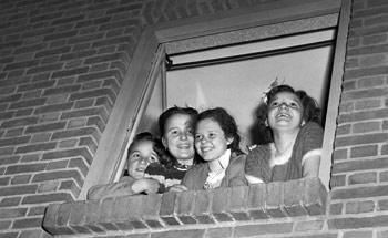 Afbeelding: Duizenden mensen wilden Bertha Hertogh zien, na haar aankomst in Nederland in 1950."
