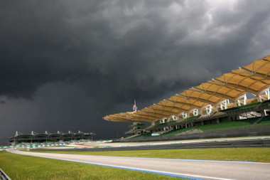 Afbeelding: Dreigende wolken boven het circuit van Maleisië."