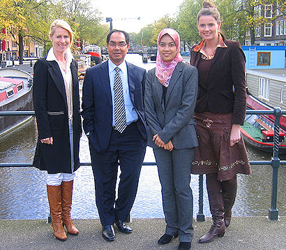 Afbeelding: USP gaat in de Benelux marketing en pr doen voor Maleisië. Op de foto van links naar rechts: Jeannette Spits, strategisch directeur USP Marketing PR, Rosman Ahmad, cultural affairs counsellor van Tourism Malaysia , Haslinda Deraman, cultural affairs assistent en Natasha Sprengers-Hooper, senior consultant USP Marketing PR."