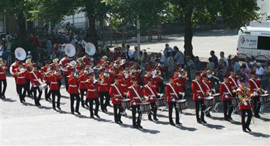 Afbeelding: De showband verruilt het koude Nederland tijdelijk voor het warme Maleisië voor deelname aan de Kuala Lumpur World Marching Band Competition."