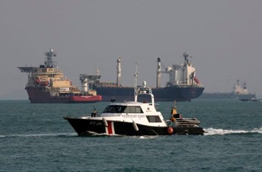 Afbeelding: Politiepatrouille voor de kust van Singapore."