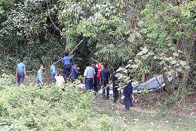 Afbeelding: De politie inspecteerd het wrak van de RMAF Pilatus PC-7 na de crash achter het Tangga Malaysian Agricultural Research and Development Institute (Mardi) nabij Universiti Utara Malaysia (UUM)."