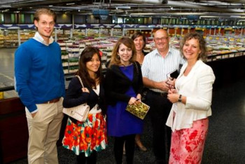 Afbeelding: (v.l.n.r.): Ivo van Rijn (van Duyvenvoorde), Wan Idaracaera Calisa, prinses Tengku Avaroza Teghu Abraham, Angelique Erkenbosch (FloraHolland), Geoffrey E. Huges en Ina Tilema FloraHolland)"