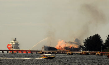 Afbeelding: De MISC tanker Bunga Alpinia in vuur en vlam."