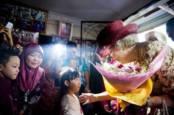 Afbeelding: Koningin Beatrix bezoekt het waterdorp Tamoi Tengah."