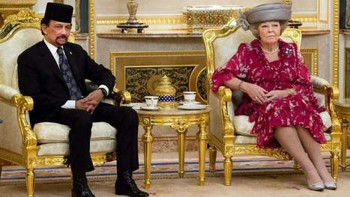 Afbeelding: Sultan Hassanal Bolkiah van Brunei en Koningin Beatrix."