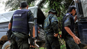 Afbeelding: De Maleisische politie vervoert een gedode agent."