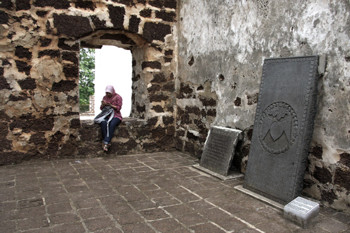 Afbeelding: Nederlandse grafstenen in de St. Paul's kerk te Malacca. (Foto: Geesje van Haren)"