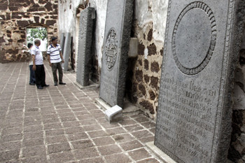 Afbeelding: Nederlandse grafstenen in de St. Paul's kerk te Malacca. (Foto: Geesje van Haren)"