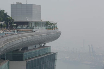 Afbeelding: Zware luchtvervuiling steekt wolkenkrabbers in Singapore in de smog."