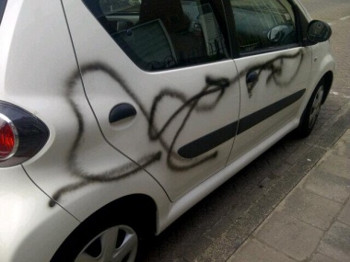 Afbeelding: Graffiti op een van de bekladde auto's."
