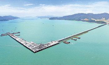 Afbeelding: De unieke ijzerertssteiger, een uitdaging van formaat."