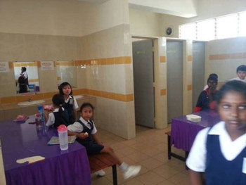 Afbeelding: Schoolkinderen 'genieten' van hun pauze in het toilet."