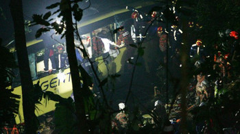 Afbeelding: Het moeilijk te bereiken wrak van de bus."