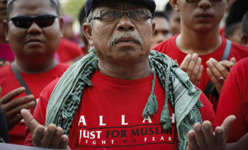 Afbeelding: Islamitische pro-overheidsbetogers bij de rechtbank."