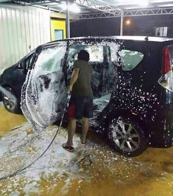 Afbeelding: Een ijverige werknemer neemt de binnenkant van deze wagen onderhanden."