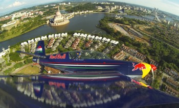 Afbeelding: Een Red Bull racer vliegt over Putrajaya."